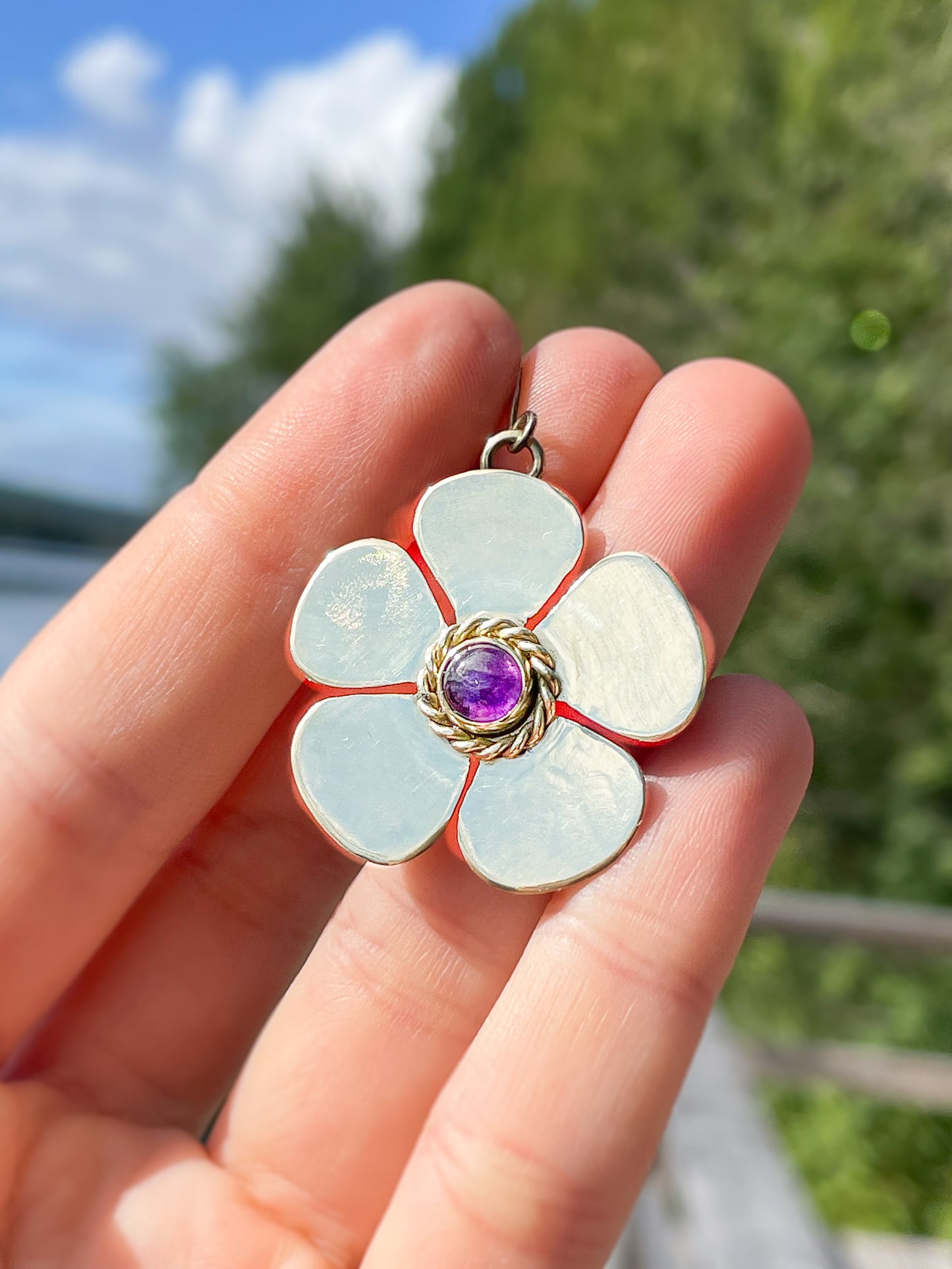 Boucles d’oreilles moyennes fleurs améthystes
