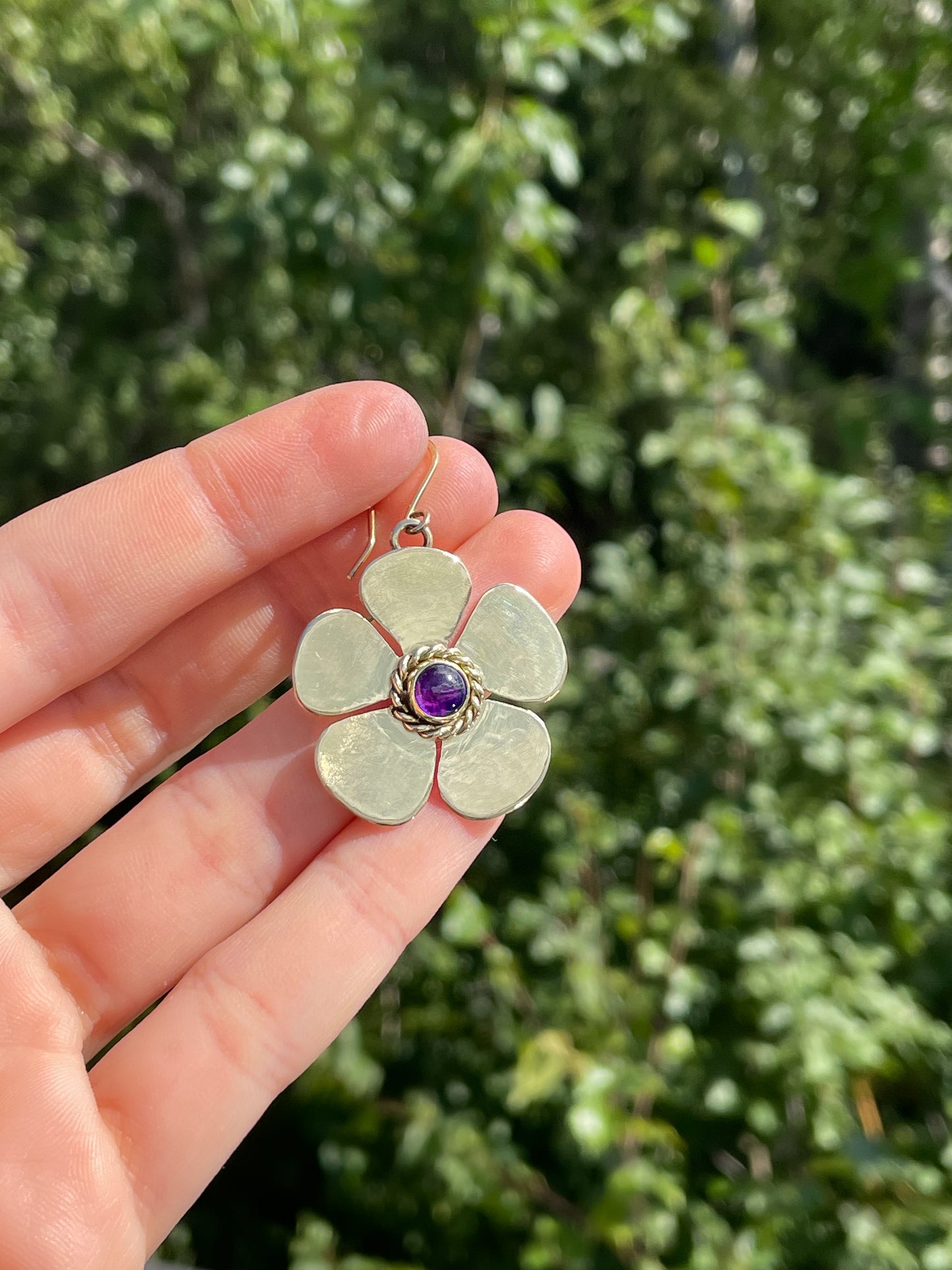 Boucles d’oreilles moyennes fleurs améthystes