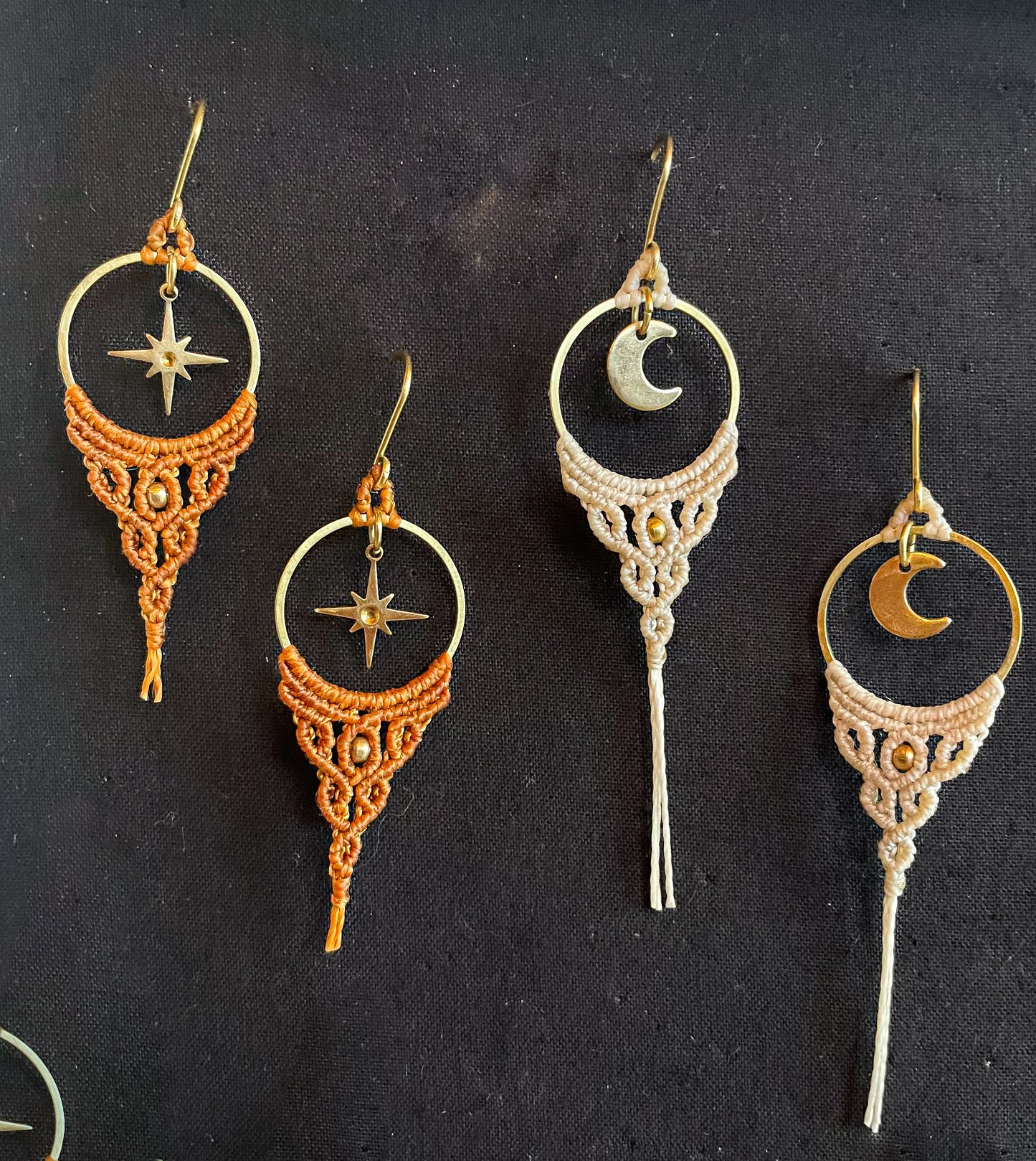 Trésors cosmique - boucles d’oreilles étoiles / lune en macramé