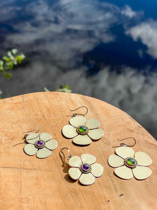Boucles d’oreilles moyennes fleurs améthystes