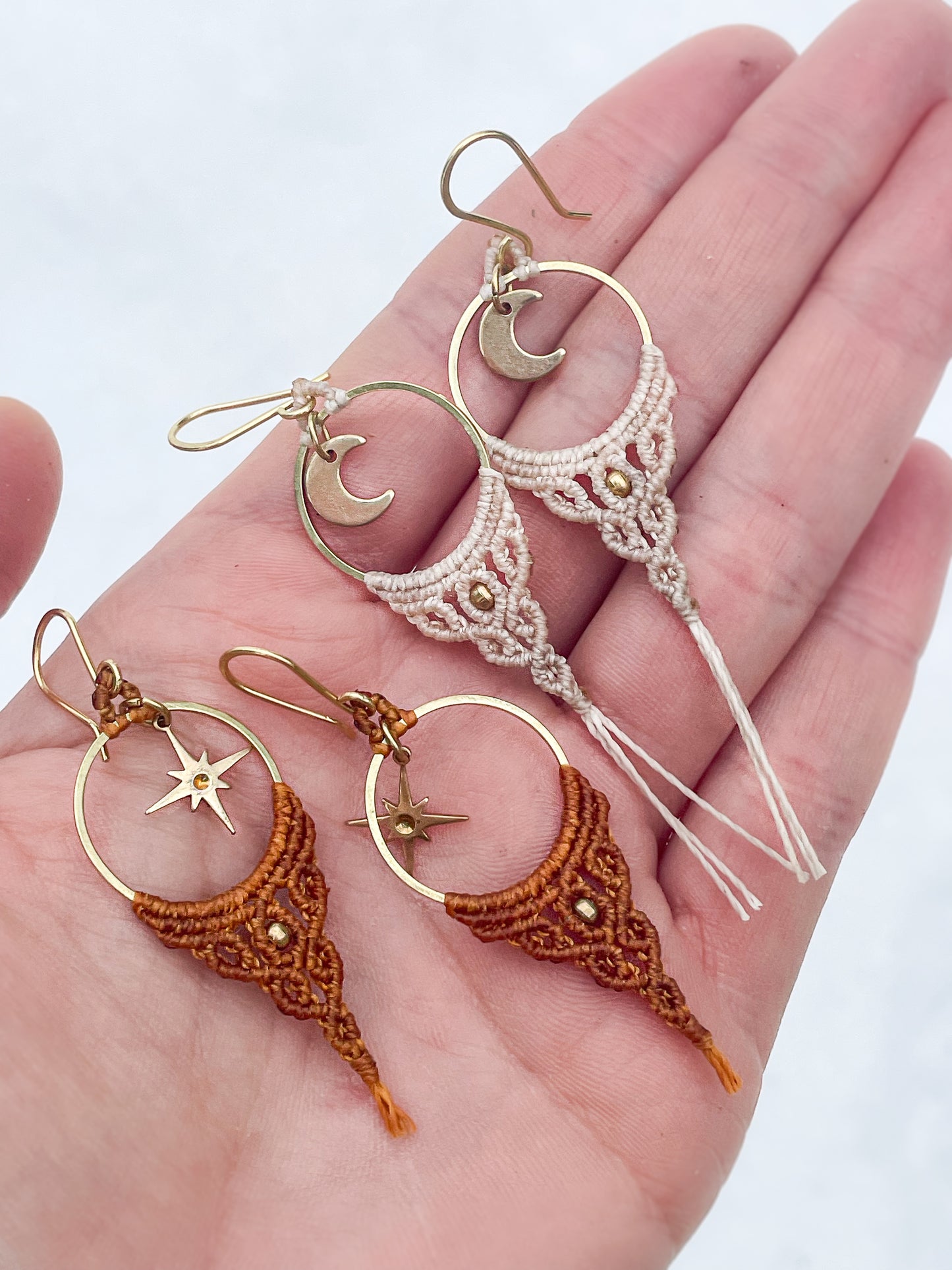 Trésors cosmique - boucles d’oreilles étoiles / lune en macramé