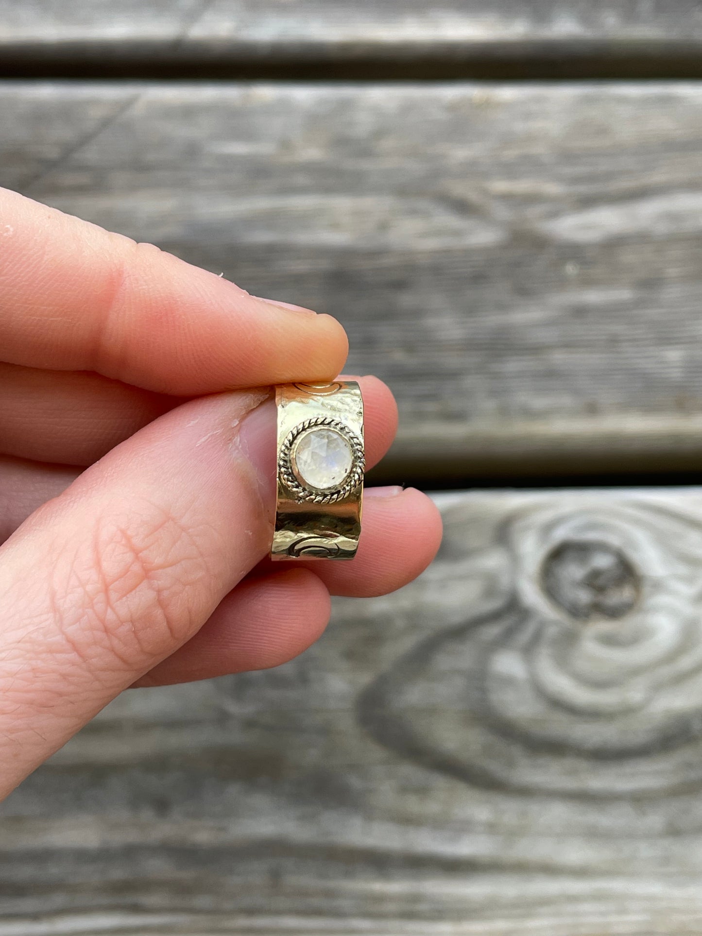 Trésors lunaire - bague large ajustable - pierre du soleil