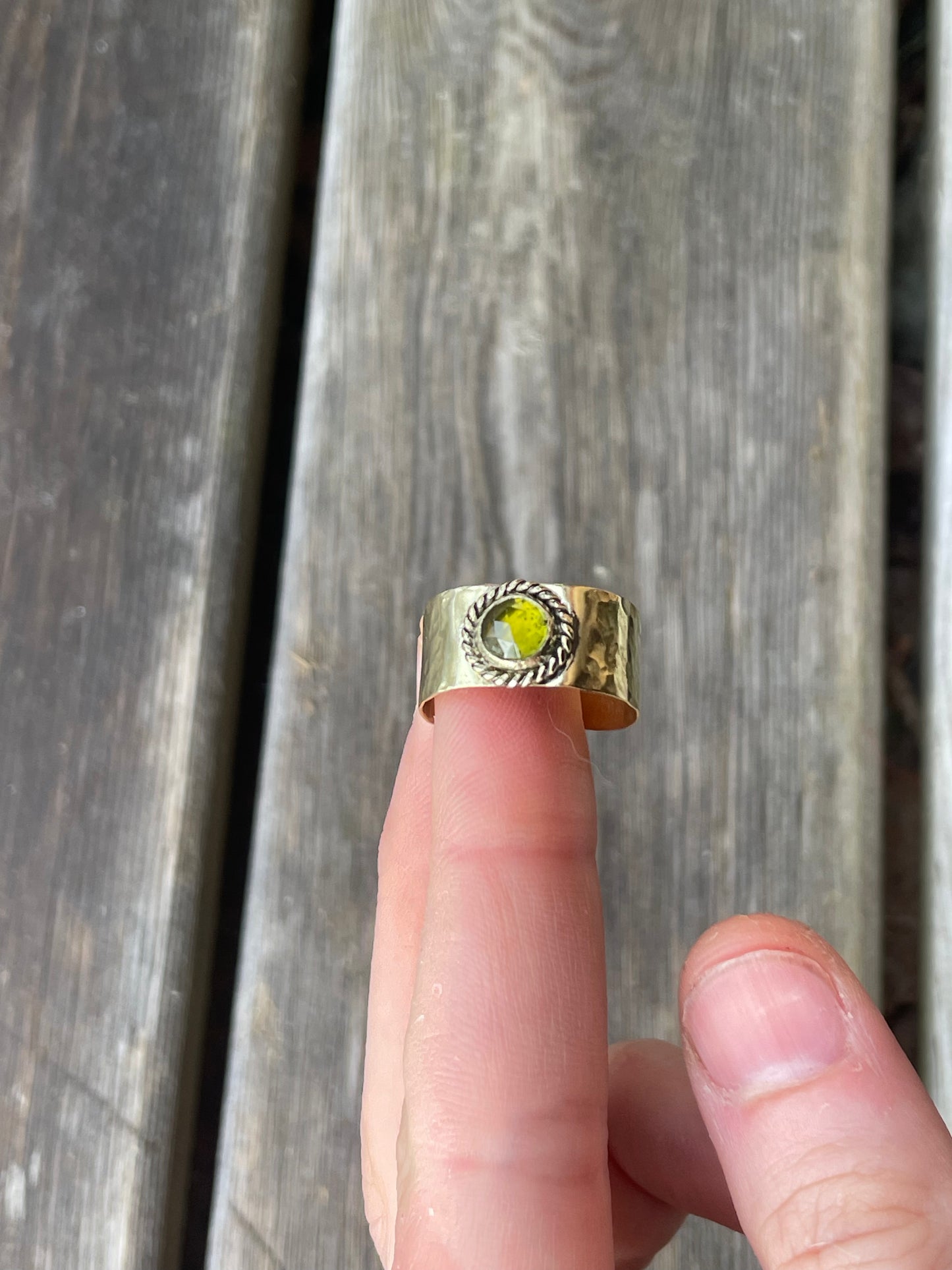 Trésors  vert - bague large ajustable - Vésuvianite