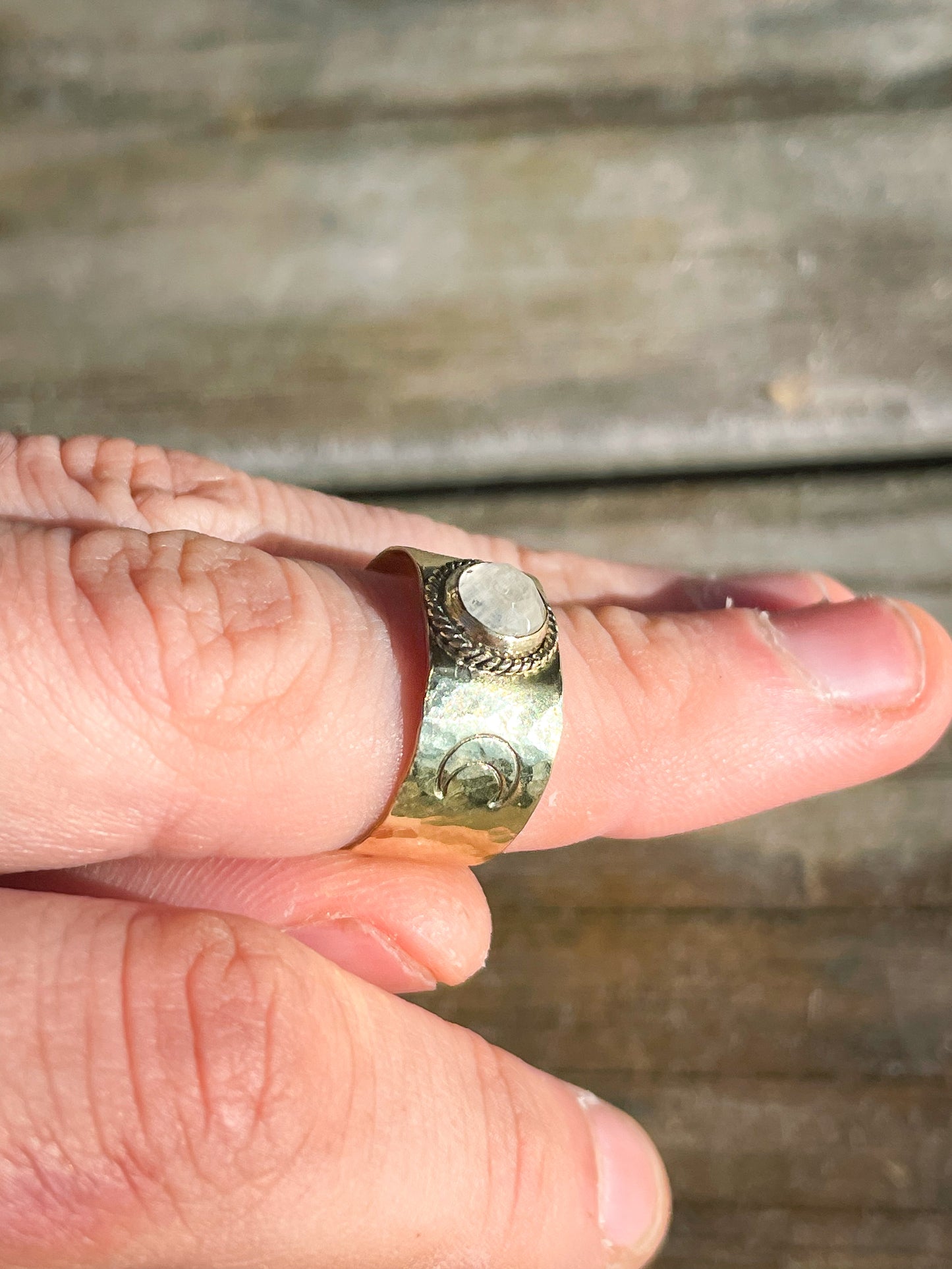 Trésors lunaire - bague large ajustable - pierre du soleil