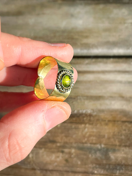 Trésors  vert - bague large ajustable - Vésuvianite